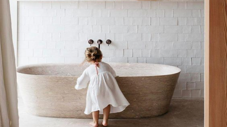 Kamar mandi harus aman untuk anak-anak (Foto: Pinterest: thechalkboardmag.com)