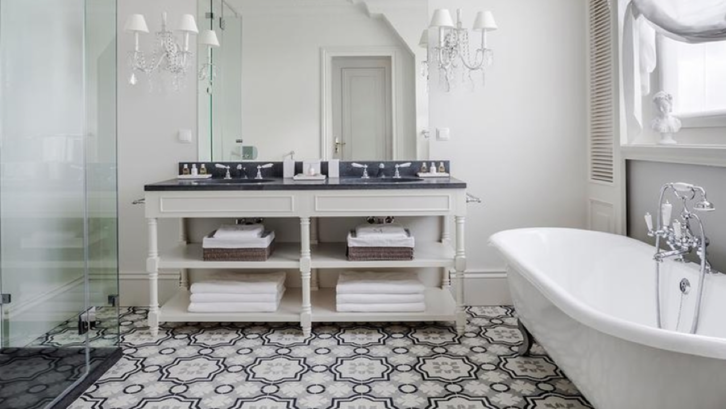 Kamar mandi dengan lantai bermotif maroccan (Foto: Decorpad.com)