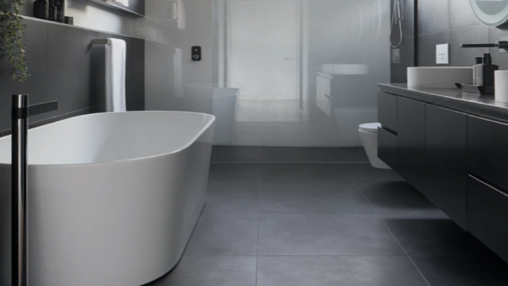 Keramik lantai kamar mandi yang tidak licin berbahan matte, elegan dan anti licin (Foto: unsplash.com/@rarchitecture_melbourne)