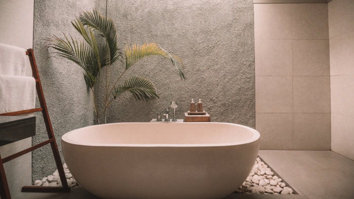 Batu alam membuat lantai kamar mandi anti licin (Foto: unsplash.com/@jaredrice)