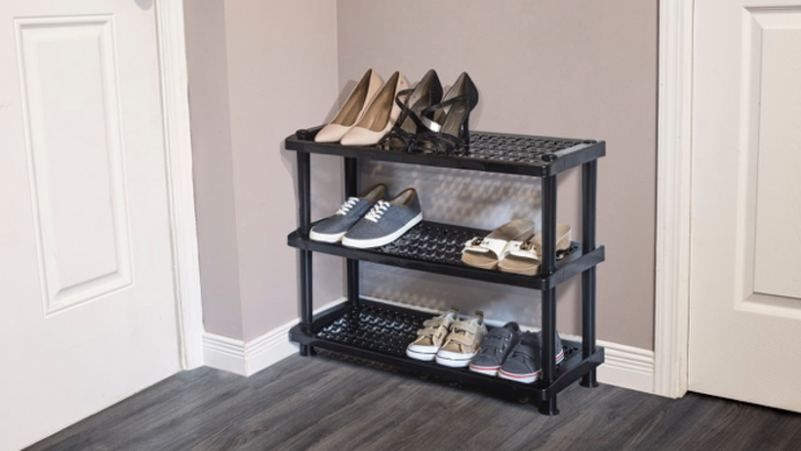 Meletakkan sepatu setelah dipakai bisa membentuk karakter disiplin pada anak. (Foto: Productnation.co).