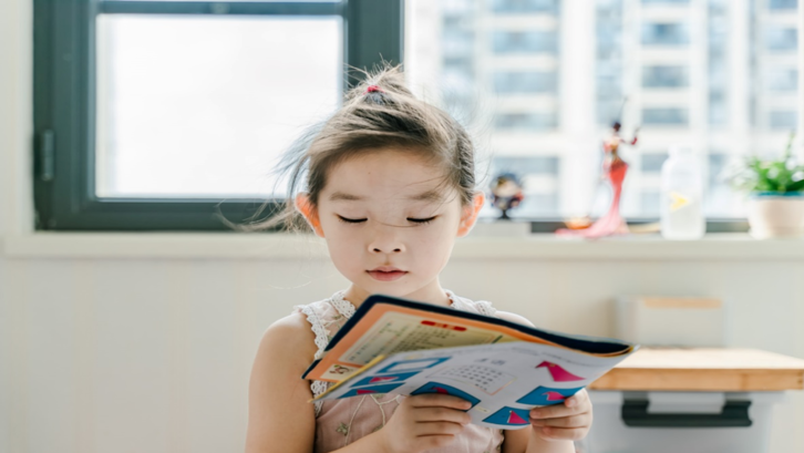 Belajar juga harus menjadi kebiasaan yang dipupuk sejak dini dan perlu ditentukan jadwalnya. (Foto: Unsplash - Jerry Wang).