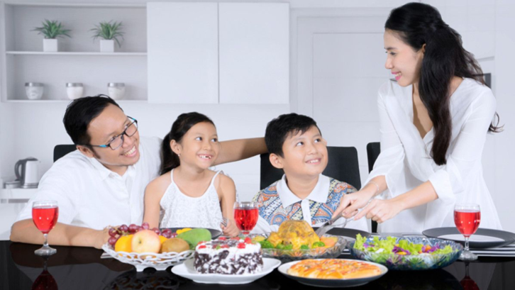 Ciptakan kebiasaan anak-anak untuk makan di meja makan bersama orang tua. (Foto: Klikdokter.com).