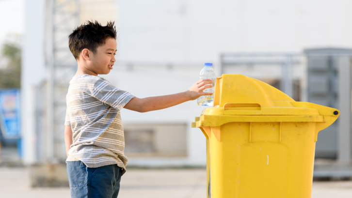 peraturan di rumah seperti membuang sampah pada tempatnya harus diterapkan secara konsisten. (Foto: Solusiibuattack.com).