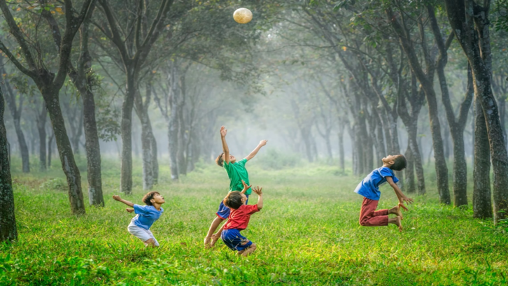 Mengatur waktu bermain anak bisa membantu membentuk kedisiplinan dan tanggung jawab. (Foto: Unsplash - Robert Collins).