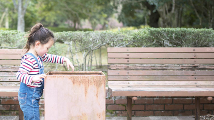 Ajari anak untuk membuang sampah pada tempatnya sejak kecil. (Foto: Orami.co.id).