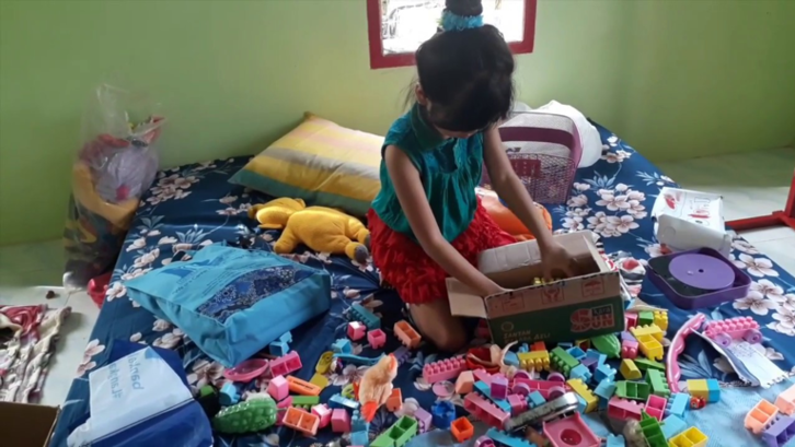 Selesai bermain, pastikan anak segera membereskan mainannya. (Foto: Youtube.com).