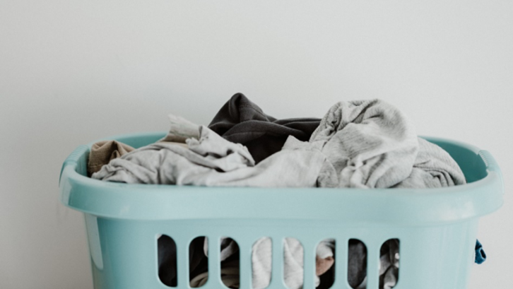 Mengajari anak bisa dimulai dengan kebiasaan kecil seperti meletakkan baju kotor di keranjang pakaian. (Foto: unsplash – Annie Spratt).