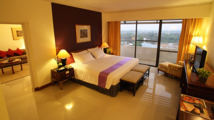 Ruang tamu yang ada di kamar hotel suite room ini letaknya terpisah dengan kamar tidur. (Foto: Mosaic Collection)