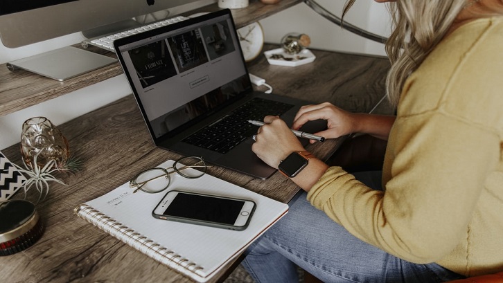 Meski melakukannya secara online, Anda tetap harus datang ke Dukcapil untuk mengambil dokumen. Sumber: Unsplash