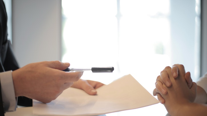 Proses jual beli rumah harus memenuhi kewajiban dan hak penjual dan pembeli (Foto: Andrea Piacquadio/Pexels)