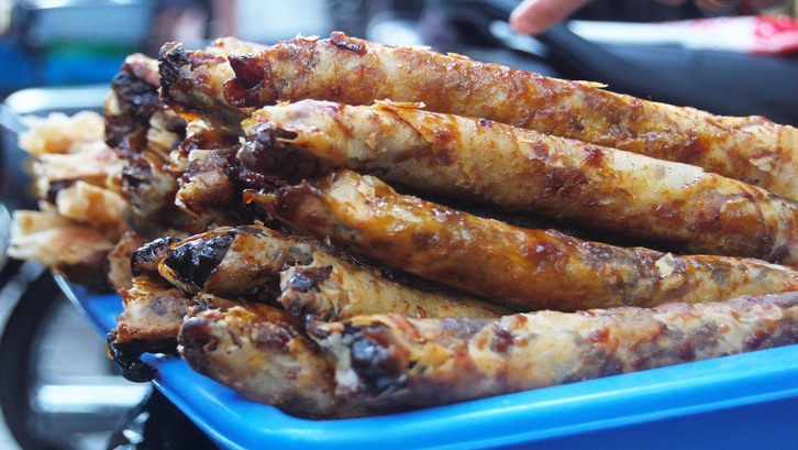 Biasanya pisang coklat banyak ditemukan sebagai jajanan sore di pinggir jalan. (Foto: Wikipedia.org)