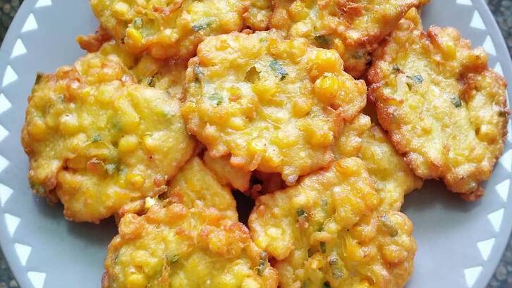Bakwan jagung juga nikmat untuk dimakan bersama nasi dan saus kacang yang gurih. (Foto: Cookpad - Susan Mellyani)