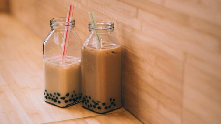 Boba atau bola-bola tapioka dapat Anda buat sendiri di rumah. (Foto: Unsplash - Rosalind Chang)