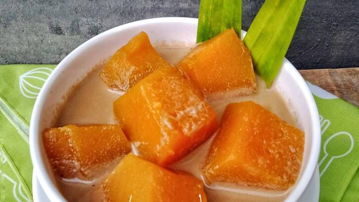 Masak sampai labu dan pisang matang sambil terus diaduk supaya santan tidak pecah. (Foto: Cookpad - Dyan Wulan Bae)