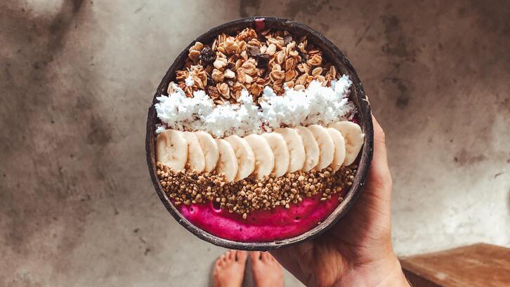Anda bisa menjadikan smoothie bowl sebagai salah satu menu takjil buka puasa. (Foto: Unsplash - Lousie Burton)