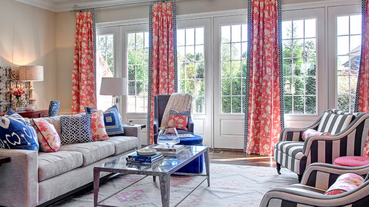 Dengan pemilihan warna dan ukuran pola yang sesuai, mix and match pattern di ruang keluarga bisa menjadi poin yang unik. (Foto: Thespruce.com)