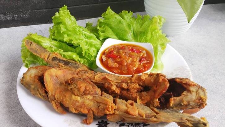 Rendam ikan lele dengan bumbu yang telah dihaluskan selama kurang lebih 20 menit. (Foto: Cookpad - Tintin Purnama Sari)