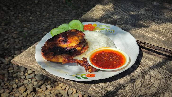 Panggang atau bakar ayam sambil dibolak-balik dan dioles bumbu. Lakukan sampai ayam habis. (Foto: Unsplash - Brian Fathurohman)
