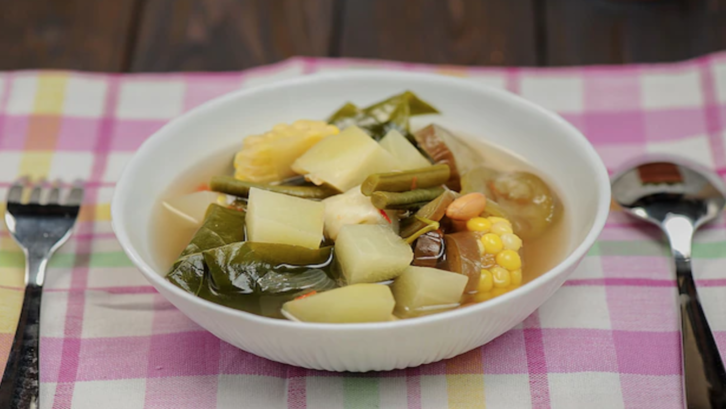 Didihkan air dalam panci, masukkan bumbu halus, daun salam dan lengkuas, lalu masukkan jagung, melinjo, kacang tanah, labu siam dan pepaya muda. (Foto: Freepik.com)