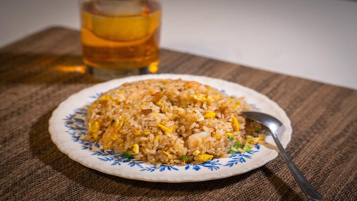 Resep nasi goreng jawa ini memakai bumbu halus yang terdiri dari cabai merah, bawang putih, bawang merah, ketumbar, dan terasi. (Foto: Unsplash - Jie Wang)