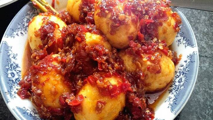 Masukkan telur yang sudah digoreng, aduk rata. Tambahkan kecap manis dan air, lalu masak hingga bumbu meresap. (Foto: Cookpad - Tintin Rayner)