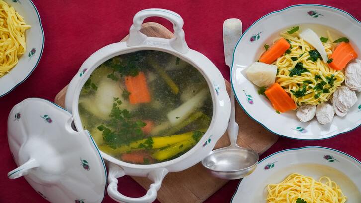 Kelezatan sayur sop ayam terletak pada kaldunya yang gurih. (Foto: Unsplash - Karolina Kolodziejczak)