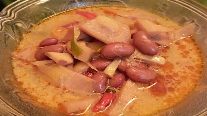 Sayur lodeh biasanya diberi kikil sapi, ampela ayam, tempe, udang, dan lainnya sebagai bahan pelengkap. (Foto: Cookpad - Nida Heryani)