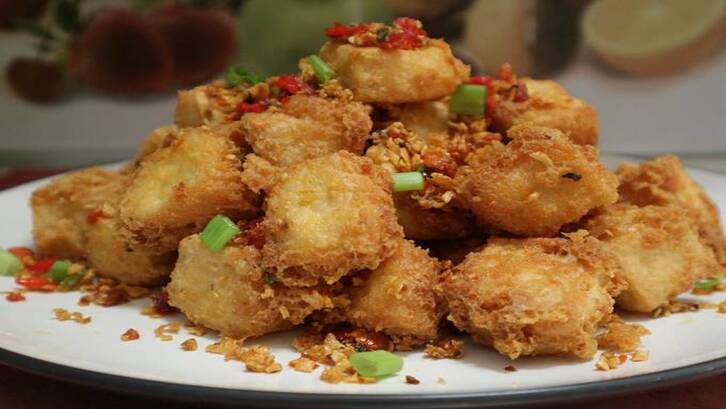 Teksturnya yang kering dan rasanya yang gurih membuat tahu cabai garam cocok dijadikan sebagai camilan. (Foto: Cookpad - Yeni Kusuma)