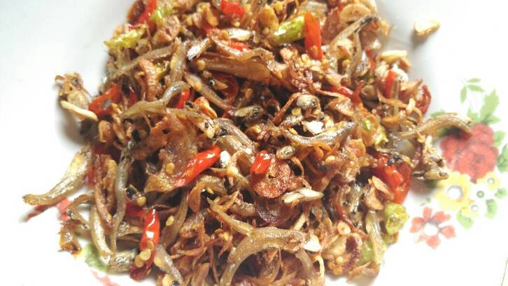 Tumis bumbu potong hingga matang dan sedap, masukkan garam dan gula, aduk rata hingga larut. (Foto: Cookpad - Rain Ariga)