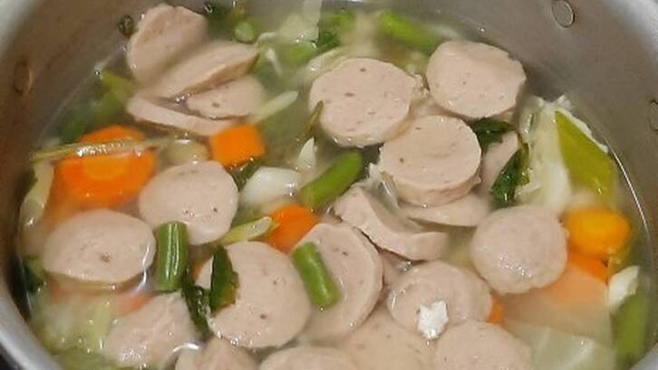 Bumbu sayur sop bakso terbuat dari bawang putih, merica, irisan daun bawang, dan kaldu blok instan. (Foto: Cookpad - Fuu Fujianti)