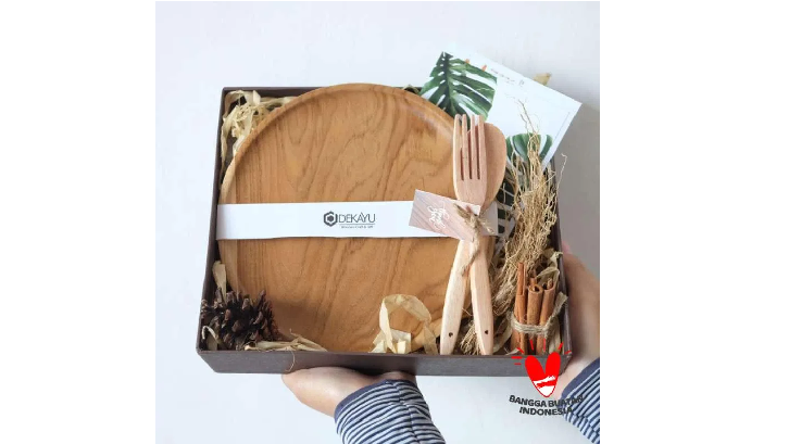 Contoh Parcel Lebaran Alat Makan Kayu. Alat makan kayu ringan dan tidak mudah pecah. (Foto: dekayu) Contoh Parcel Lebaran Alat Makan Kayu. Alat makan kayu ringan dan tidak mudah pecah. (Foto: dekayu)