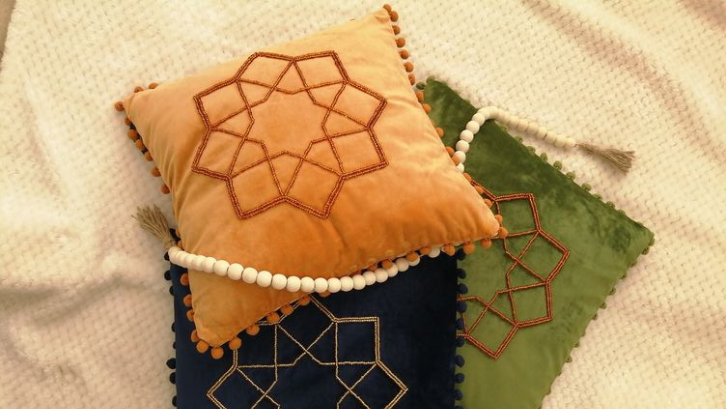 Sarung bantal dengan motif khas ramadhan dapat ditambahkan tasbih sebagai dekorasi ruang mushola.
