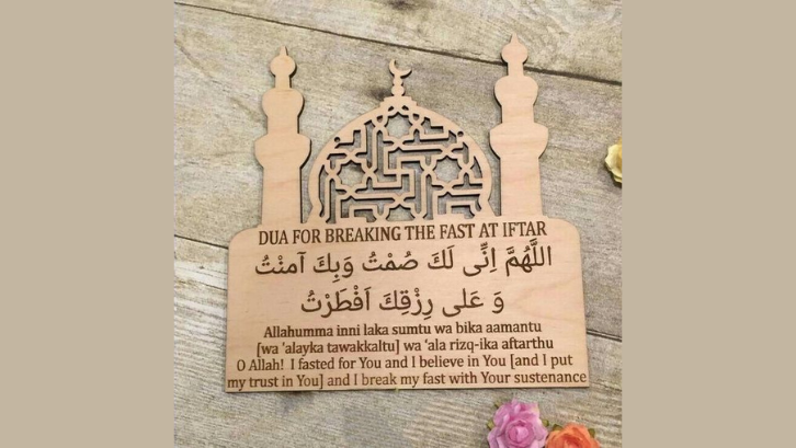 Dekorasi rumah tema islami dengan tulisan doa dapat membantu anak menghafalkan doa puasa dan hadits.