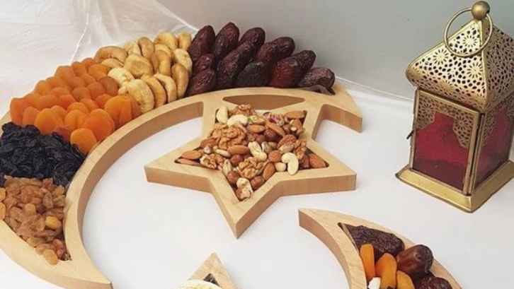 Jenis dekorasi ramadhan seperti piring saji ini dapat digunakan tiap tahun karena tidak mudah rusak.