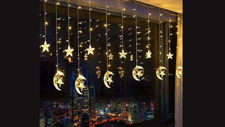 Tirai lampu LED tema ramadhan dapat dengan mudah Anda beli di e-commerce.