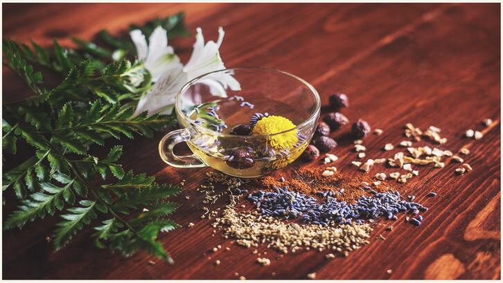 Anda bisa memulainya dengan menjadikan makanan sehat sebagai hampers lebaran. (Foto: Unsplash - Anastasia Rozumna)