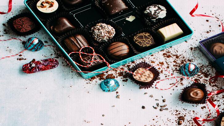 Coklat sebagai hampers lebaran, dapat mempererat silaturahmi dan menumbuhkan kasih sayang. (Foto: Unsplash - Jennifer Pallian)