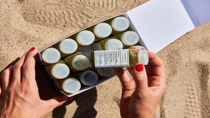 Anda bisa memberi jus buah, susu almond, atau coconut water. (Foto: Unsplash - Magic Mind)