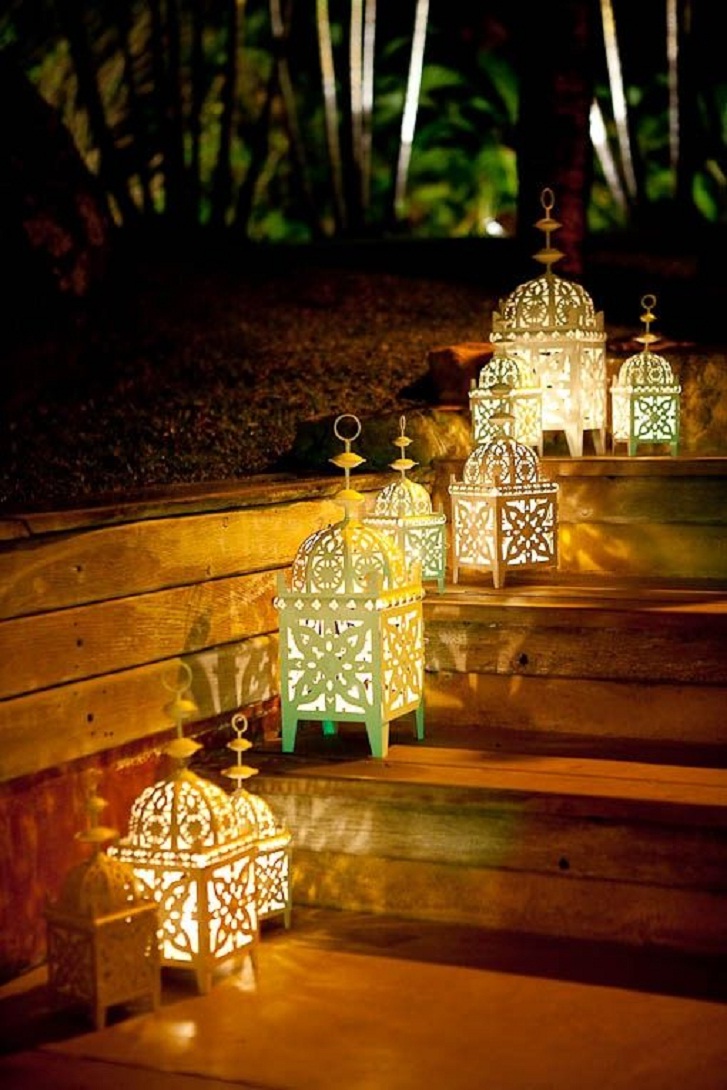 Salah satu bagian rumah menjadi tempat penyimpanan lampu fanus adalah tangga. Contoh desain ini, Anda bisa terapkan sebagai penerang jalan.
