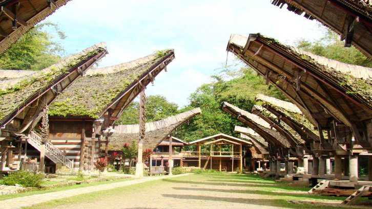 Caption: Rumah adat Tongkonan juga dijadikan sebagai tempat upacara. (Foto: infotoraja.com)