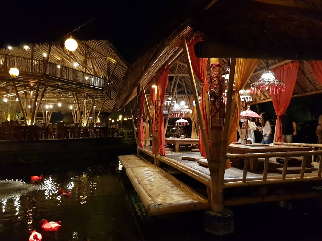 Restoran Di Bali Yang Wajib Dikunjungi Kalau Liburan Ke Bali! Bale Udang Mang Engking Ubud.