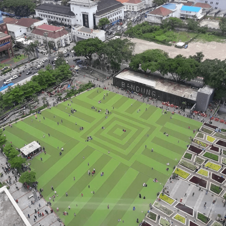 Taman di Bandung: Sang Ikonik Alun-alun Kota Bandung