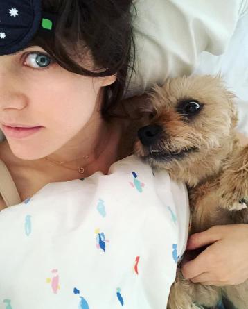 10 Foto Alexandra Daddario, Bintang Panas Bermata Biru
