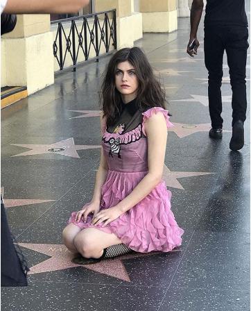 10 Foto Alexandra Daddario, Bintang Panas Bermata Biru