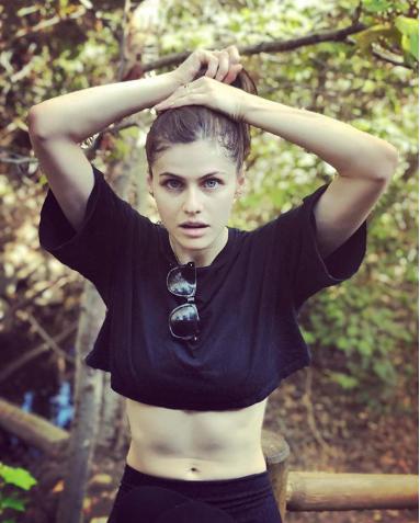 10 Foto Alexandra Daddario, Bintang Panas Bermata Biru