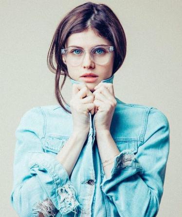 10 Foto Alexandra Daddario, Bintang Panas Bermata Biru
