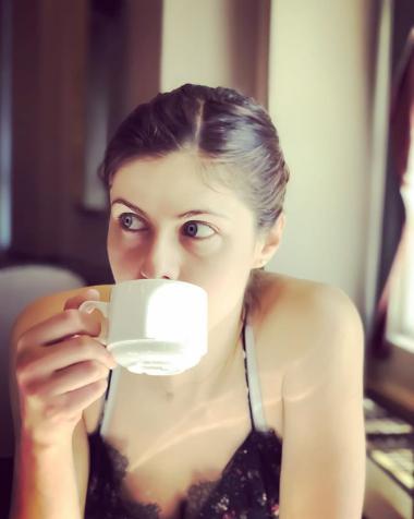 10 Foto Alexandra Daddario, Bintang Panas Bermata Biru