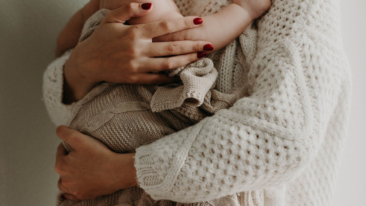 Kelahiran dan identitas seorang anak harus dicatat di dalam Kartu Keluarga. (Foto: Pexels - Kristina Paukshtite )