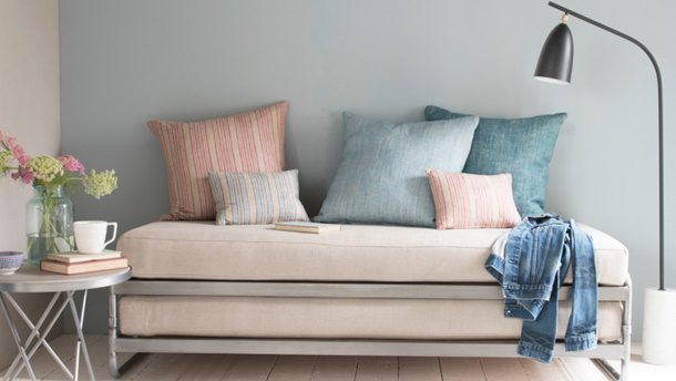 Tempat tidur minimalis dengan desain daybed ini berfungsi ganda sebagai tempat duduk sekaligus ranjang. (Foto: Loaf.com)